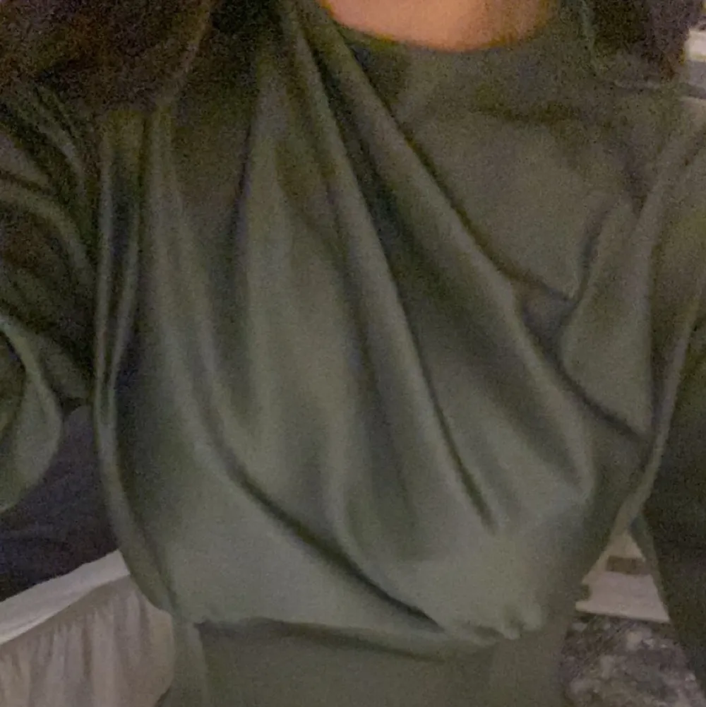 Kakigrön klänning från asos. Super fin klänning som endast använts 1 kväll. Strukturerad midja och draperad vid höften som framhäver kroppen på ett fint sätt.  Nypris 500kr . Klänningar.