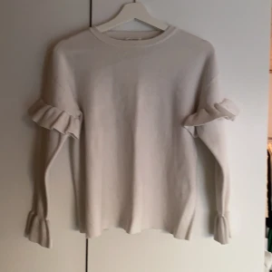 Tröja från zara - Vit tröja med volang på armarna! Från barnavdelningen men passar en S!! 100kr + frakt 