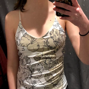 Linne - Snyggt linne med blommor! Tajt men stretchig passform, najs till sommaren.💞💘 köpt secondhand men aldrig använt av mig