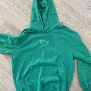 Polar skate co hoodie - polar skate co hoodie i storlek m, aldrig använd och köparen står för frakt 💚