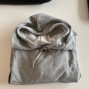 Hoodie med ”slits” - Grå hoodie från hm med slits på vardera sida! Superfin och sparsamt använd!