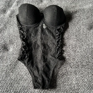 Svart body med inbyggd BH!  - En lase body, skönt material inte stixig! I princip oanvänd! Snygg till jeans! 