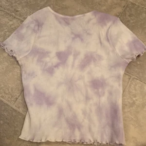 cropad tröja - fin tröja från h&m, skulle säga att det är stl xs, mjuk i materialet och sitter bra. Köparen betalar frakt.