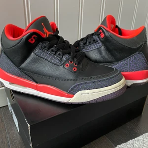 Air Jordan 3 Retro - Bright Crimson  - Air Jordan 3 Retro - Bright Crimson i storlek 38. Använt dom 3 gånger och är köpta för några år sedan på Foot Locker. Bekväma men är för små för mig. Kan posta men du står för frakt som ligger runt 66kr.  ❗️endast seriösa köpare❗️(ord pris 1300)
