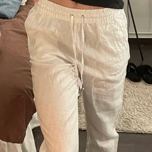 Linnebyxor  - (Lägger ut igen pga oseriös köpare) Superfina vita linnebyxor från hm med fickor och knyt i midjan. Aldrig använda! 💖 jag är 170 som referens. Om många är intresserade blir det budgivning. Endast seriösa köpare ☺️ BYXORNA ÄR INTE SÅLDA SÅ SKRIV VID INTRESSE! Buda från 300kr eller köp direkt för 400kr + frakt 