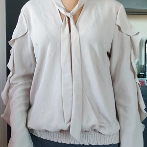 Fint Vit blouse   - Har köpt den men inte kom till användning. Bara testat. <3 kan mötas upp i Stockholm. Det är M men passar mig som är S.