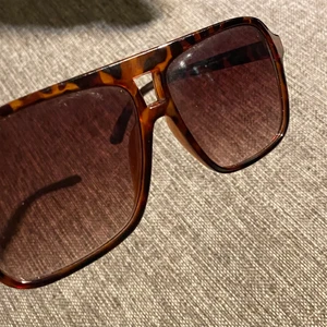 Solglasögon - Använda en gång. Inte repiga, fint skick