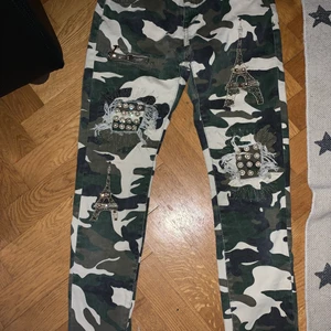 Lågmidjade jeans strl 38 - Superduper snygga lågmidjade militär jeans med gulddetaljer i strl 38, skulle dock säga de passar 36 bättre! Stretchiga och sköna. Säljer de då de inte passar mig längre tyvärr. Köptes för ett par år sedan för cirka 700kr, nästan ingen tecken på användning då jag andvändt de väldigt få tillfällen <3 Kan mötas upp i malmö annars tillkommer en frakt på 79kr