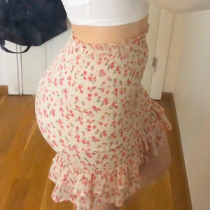 Kjol - Söt sommarkjol! Jättefin passform och bra material. Köpt från bikbok i storlek xs