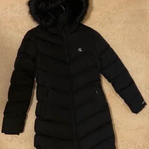 Calvin Klein, vinterjacka, strl S - En tight Calvin Klein jacka i storlek S som säljes. Den är i helt nytt skick, har max används 2 gånger o då var det utan pälsen på luvan. Anledningen till att jag inte vill ha kvar den beror på att den inte känns som min stil.  Original priset på den är 2 645kr men jag säljer den endast för 1 200kr. Leverans kan ske genom upphämtning hemma hos mig eller vid en plats vi bestämmer tillsammans. Helst i närheten av Uppsala!