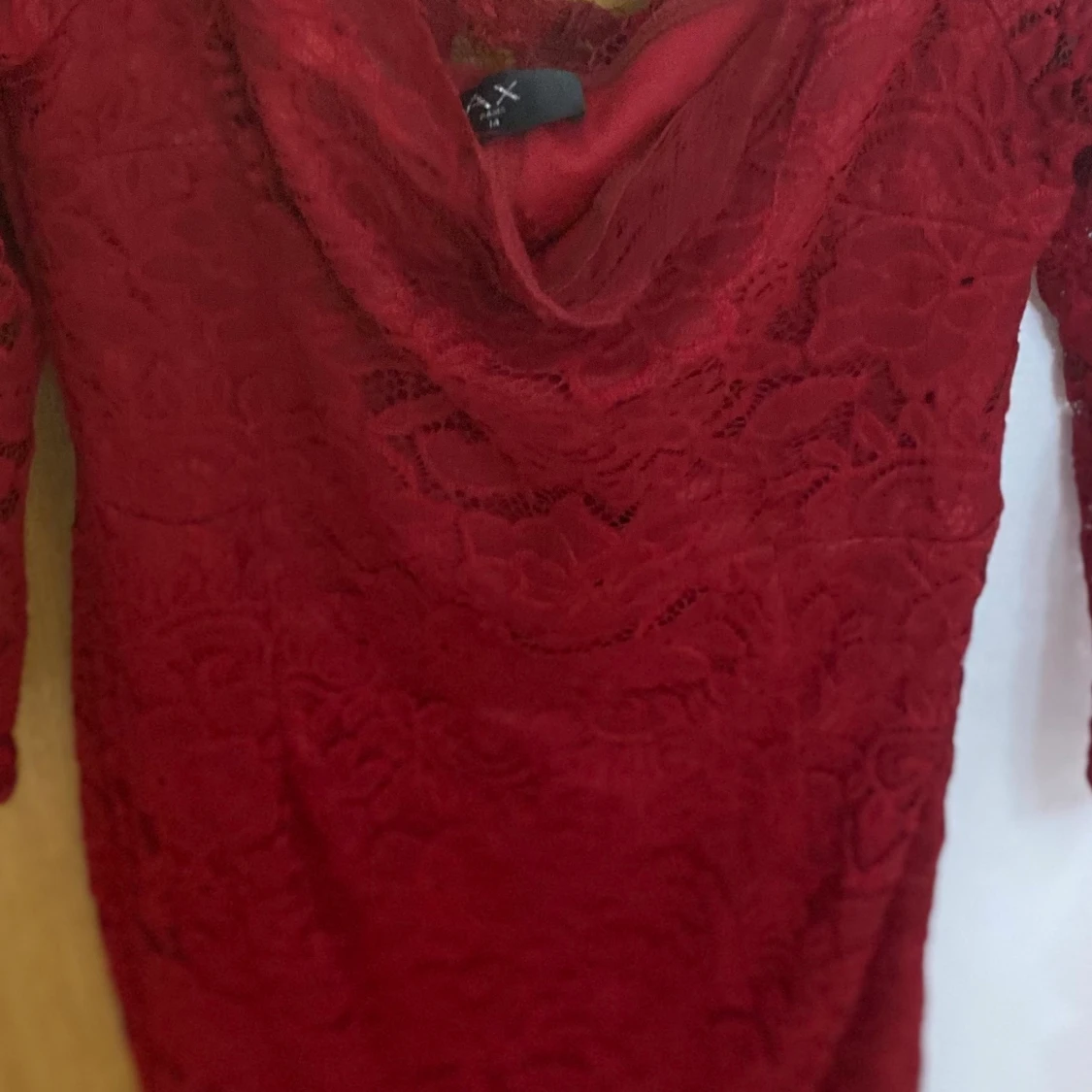 Röd spetsklänning (midi) - 90