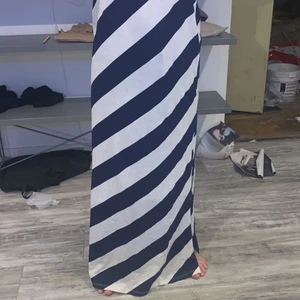 En randig sommar klänning  - En Skön sommarklänning, Luftig, den e riven där nere, känner att de inte e min stil