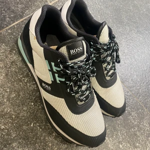 Hugo Boss  - Superfina skor använda en gång då storleken vart liten 