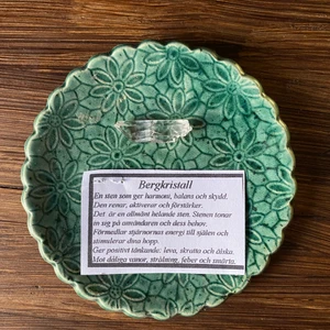 Sten  - Bergkristall ( äkta ) super fin på texten kan di se vad den är bra för ! Frakt 15kr 