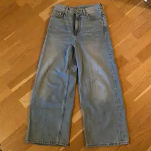 trendiga wide leg jeans från arket, ~700 kr originalpris. jättefint skick. storlek 25 (xs), men är av en kortare modell så passar 155-160 cm bäst. vid köp av 2 eller fler par jeans får du rabatt. möter upp i stockholm, annars står köparen för frakten <3