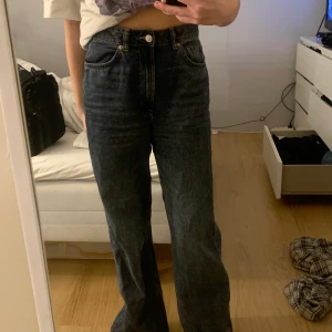 Mörkblå jeans från Hm - St 36, jag är runt 160 cm och de är lite långa på mig. Sista bilden visar en som är 170 cm lång vilket på henne sitter perfekt på:)💕 100kr +frakt