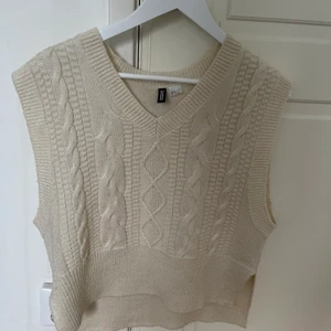 Stickad väst - Stickad väst från hm🤍🤍 skriv för fler bilder 