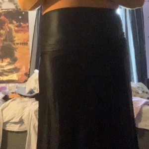 Svart lång kjol - Lång kjol som passar från XS- L då den är stretchig! Är som en slipdress fast kjol yeah