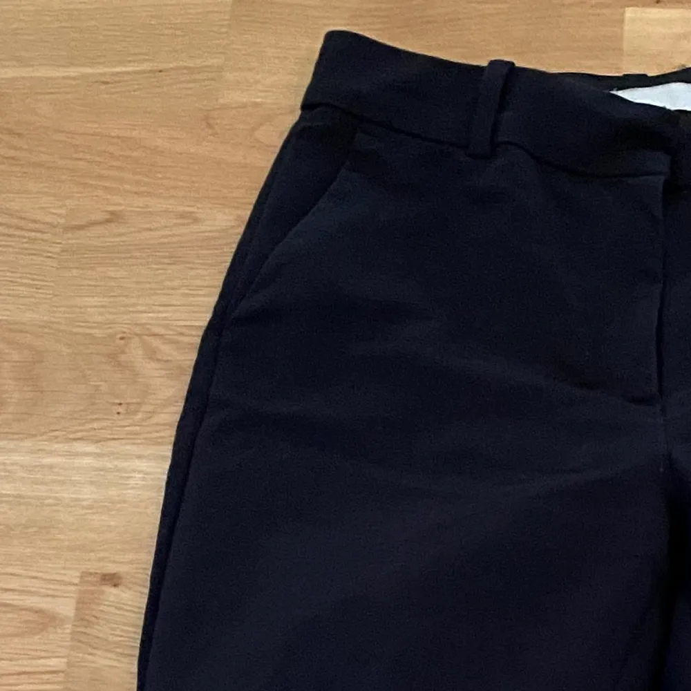 Kostymbyxor från H&M, storlek 36! Använda ett fåtal gånger 👍🏼. Jeans & Byxor.
