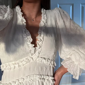 Vit volangklänning - Helt ny!💗 ställ gärna frågor om pris mm! Vill få sålt klänningarna!