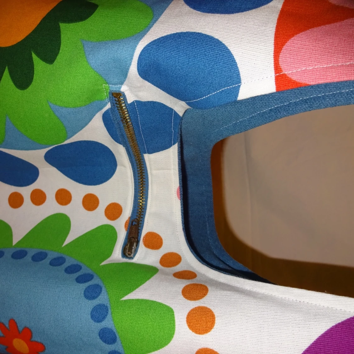 Handsydd tygväska i blå och flerfärgad  - 91