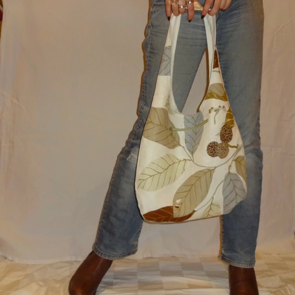 Handsydd tygväska i beige och brun 