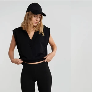 Ginatricot : petra tall trouses stl.S - Utsvängda Yogapants ifrån ginatricot i stl S och längd tall. Jättesköna och mysiga. Säljer eftersom jag tycker dom sitter lite för tajt på mig. 1 år gamla och använt dom Max 5 gånger. Nypris 200!