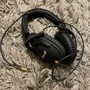 Söta marshall - Ett par söta marshall hörlurar ! Funkar mycket bra! Har andra hörlurar nu så använder inte dessa💋 EJ BLUETOOTH! köpare står för frakt, kan mötas Sthlm också 