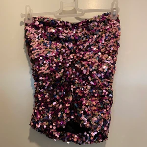 Paljettopp från Zara - Jättefin festtopp med paljetter från Zara. Endast använd en gång så i väldigt fint skick!