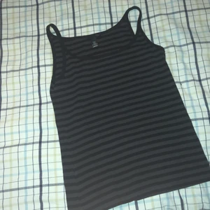 Randigt Linne - Svart-och-grårandigt linne i storlek M från HM. Aldrig använt och i perfekt skick. Lite tjockare än ett vanligt linne. Kontakta för fler frågor/SafePay!🥰