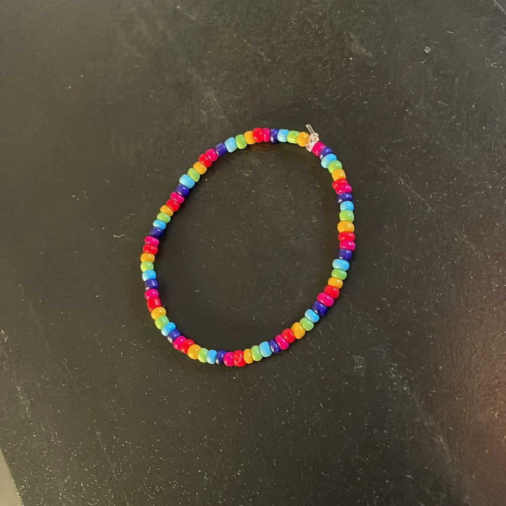 Ett helt nytt armband med inspo av Pride. Armbandet passar S/M. Pris: 11+7 kr frakt. Accessoarer.