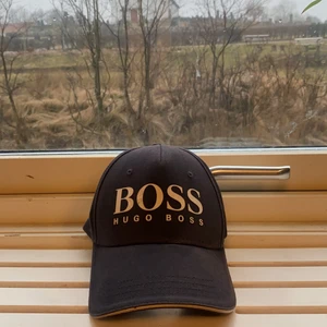 Hugo boss keps, köpt i Hugo boss butiken - Kepsen har använts i ungefär 1 månad, använd i skick som ny 