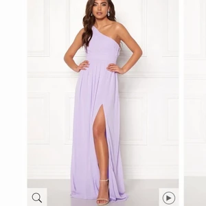 Balklänning - Jättefin balklänning från bubbleroom! Aldrig använd då min bal blev inställd pga corona. Lånad bild från hemsidan, skriv för fler bilder💞