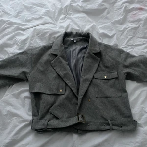 Snygg vårjacka  - Riktigt snygg vårjacka🤌🏻  storlek m, från AÉRYNE! Väldigt snygg jacka som både är klassisk och unik 💕💕 180+frakt (budgivning om flera är intresserade)