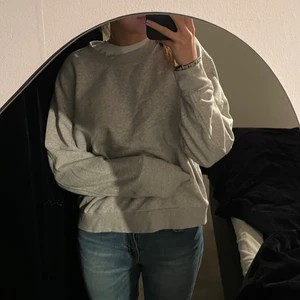 grå Sweatshirt - Perfekt sweatshirt, köparen står för frakten