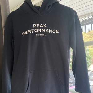 Marinblå superfin hoodie från peak performance! Fint skick! Ord pris 1300kr💕
