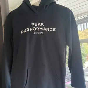 Marinblå superfin hoodie från peak performance! Fint skick! Ord pris 1300kr💕