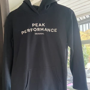 Peak performance hoodie - Marinblå superfin hoodie från peak performance! Fint skick! Ord pris 1300kr💕