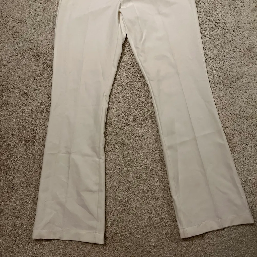 Säljer dessa jätte snygga vita kostymbyxor ifrån bik bok. Säljer då jag inte har någon användning för dem, dom är endast används vid ett tillfälle!🥰 ( pris kan diskuteras och köparen står för frakten). Jeans & Byxor.