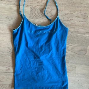 Y2K Linne Strass Pepe Jeans S - Gulligt linne i y2k-still med stresstext från Pepe Jeans. Strl S. Möts upp i Stockholm eller så står köparen för frakt 💞