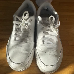 Vita skor - Ett par vita puma skor🤍har några få slitningar innanför skon men är övrigt i bra skick🤍