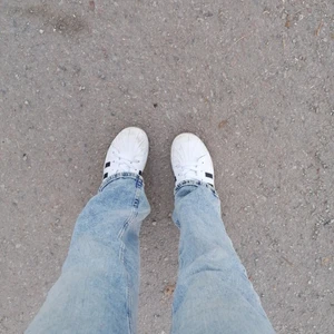 Ett par Adidas skor i storlek 40 - Denna sko passar riktigt bra på mig men är inte riktigt min stil, jag har använt dem några gånger. Men nu kan någon annan få användning av dem:) 