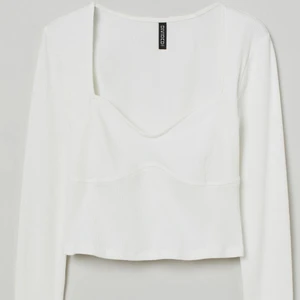 Ribbad topp - En vit ribbad topp från HM, slutsåld. Väldigt fin men tyvärr för liten för mig. Storlek S, aldrig använd. 70 kr plus spårbar frakt ifall det är aktuellt. 🕺🏼