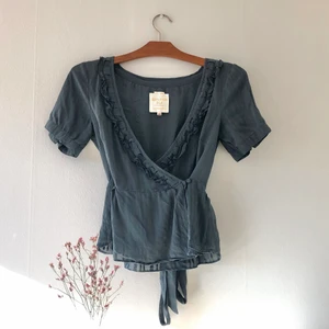 Söt blus av 100% silke. Noa Noa. - Vacker silkesblus från Noa Noa. Jordnära blå.  I mycket fint skick! 🌷