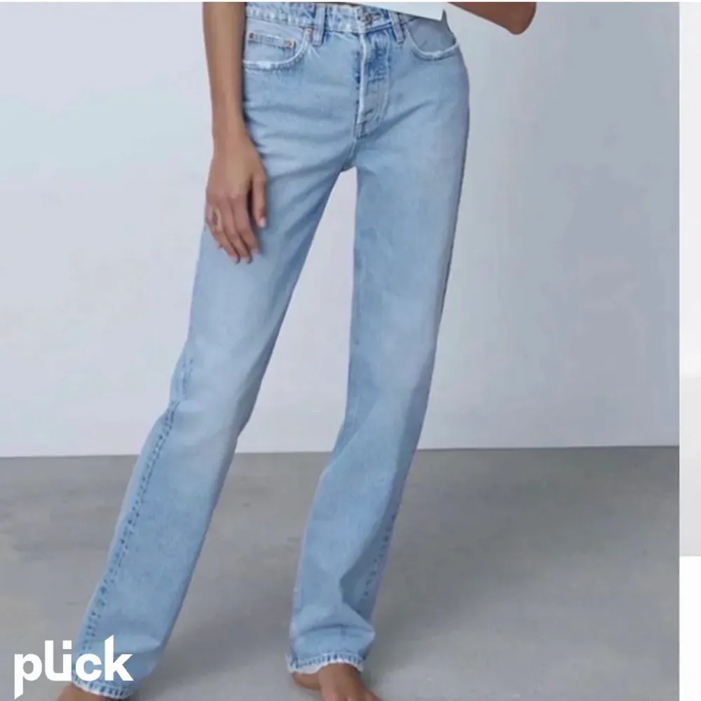 säljer dessa jeans då de är något förstora för mig! Sparsamt använda så i mycket bra skick💖💖 skriv för fler bilder, 250kr+frakt men priset är diskuterbart. Jeans & Byxor.