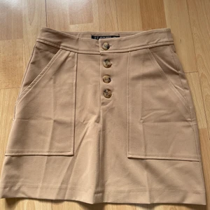 Beige kjol - En kjol från hm, köpt förra året i str 36. Aldrig använt pga för stor i midjan.❤️