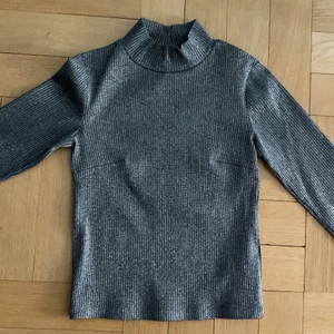Gina Tricot topp - En glittrig Gina Tricot topp med en liten krage i storlek XS till Salu! ❤️