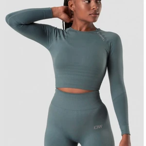 Icaniwill träningstopp - Define Seamless LS Crop Top Jungle Green Wmn. Söks pga för liten. Aldrig använd. Hör av dig för fler bilder🥰