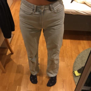Ljusa weekday jeans  - Ljusa jeans från weekday. Raka jeans med en liten slits på sluten av byxan. I storlek 28. 