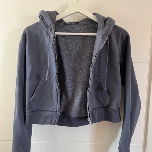 Zip-sweater Brandy Melville - Croppad zip-sweater från Brandy Melville🌟 Storlek xs/s. Jättefin washed blå färg! 